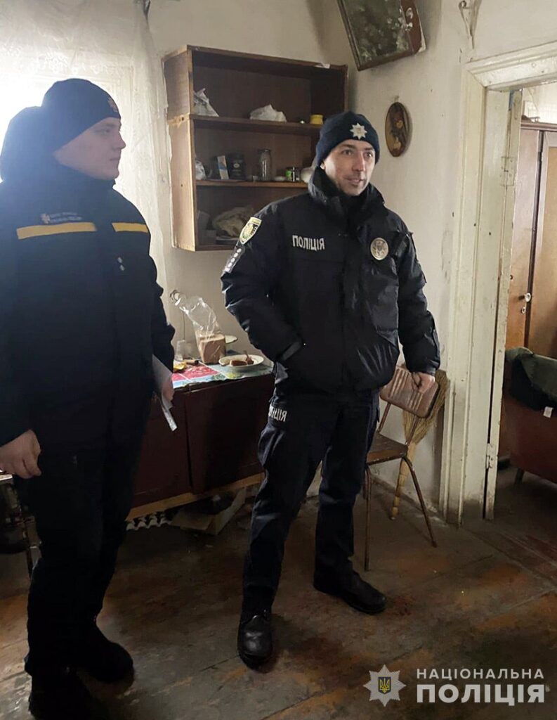 На Звягельщині поліцейські провели безпекові рейди в багатодітних родинах - Події. Джерело: Zhitomir-OnLine На Звягельщині поліцейські провели безпекові рейди в багатодітних родинах - фото №