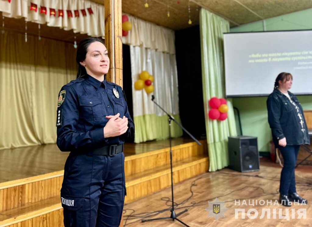 У Звягелі поліцейські провели тематичні лекції для підлітків - Події. Джерело: Zhitomir-OnLine У Звягелі поліцейські провели тематичні лекції для підлітків - фото №3