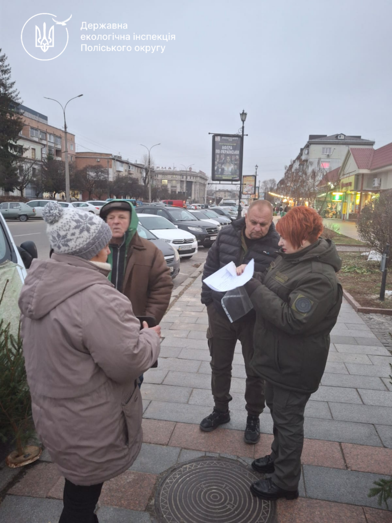 Перший рейдовий захід у Житомирі по ялинковим базарам - Інформація. Джерело: Zhitomir-OnLine Перший рейдовий захід у Житомирі по ялинковим базарам - фото №