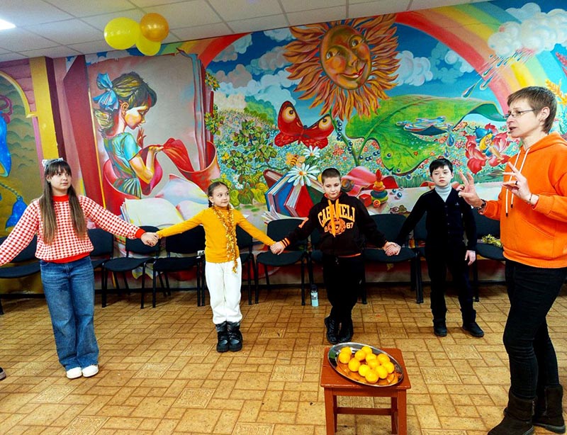 У Бердичівській бібліотеці для дітей відбулась вечірка з пахощами мандаринів. ФОТО - Події. Джерело: Zhitomir-OnLine У Бердичівській бібліотеці для дітей відбулась вечірка з пахощами мандаринів. ФОТО - фото №2