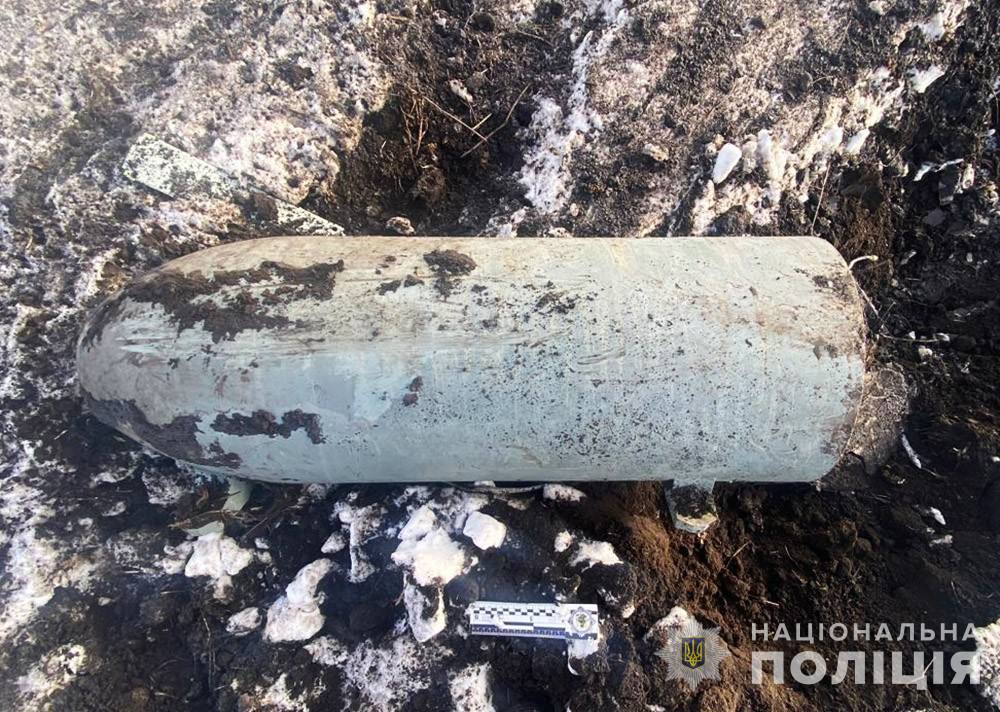 Виявили бойову частину ракети Х-101: впала в полі на Житомирщині та не здетонувала - Події. Джерело: Zhitomir-OnLine Виявили бойову частину ракети Х-101: впала в полі на Житомирщині та не здетонувала - фото №1