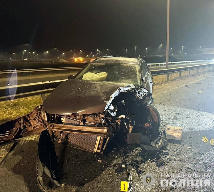 У подвійній ДТП під Житомиром загинув водій, у лікарні 5-місячна дитина та троє людей - Події. Джерело: Zhitomir-OnLine У подвійній ДТП під Житомиром загинув водій, у лікарні 5-місячна дитина та троє людей - фото №1