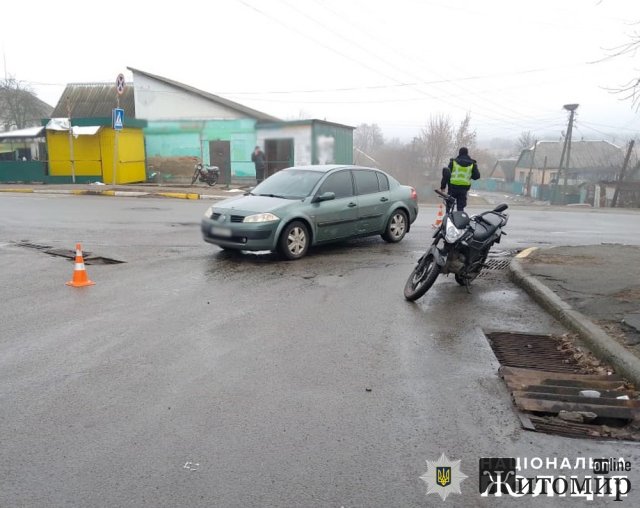 У Радомишлі Renault зіштовхнувся з мотоциклом: водія двоколісника госпіталізували. ФОТО