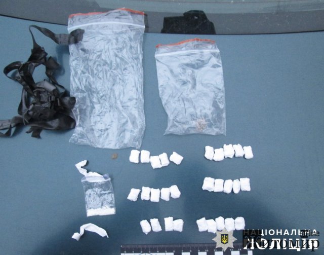 У 35-річного бердичівлянина поліцейські знайшли 30 пакунків з небезпечним психотропом. ФОТО