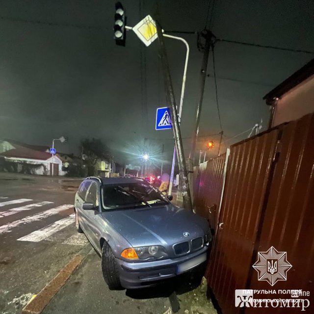 Вночі на Бориса Тена в Житомирі BMW врізався в електроопору та паркан. ФОТО