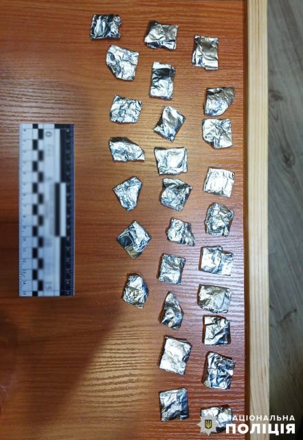 На Коростенщині затримала чоловіка, який вдома зберігав розфасовані пакунки з наркотиками На Коростенщині затримала чоловіка, який вдома зберігав розфасовані пакунки з наркотиками