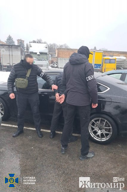 У Житомирі затримали чоловіка, який допомагав ухилянтам виїхати за кордон. ФОТО У Житомирі затримали чоловіка, який допомагав ухилянтам виїхати за кордон. ФОТО
