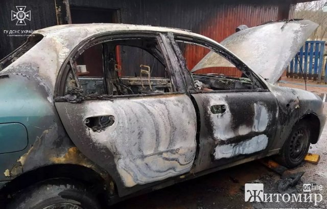 На півночі Житомирщини горів автомобіль та сарай з дровами. ФОТО На півночі Житомирщини горів автомобіль та сарай з дровами. ФОТО