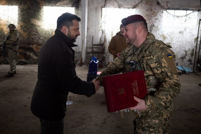 Командиру житомирської бригади Олегу Апостолу президент присвоїв звання Героя України та вручив орден. ФОТО Командиру житомирської бригади Олегу Апостолу президент присвоїв звання Героя України та вручив орден. ФОТО
