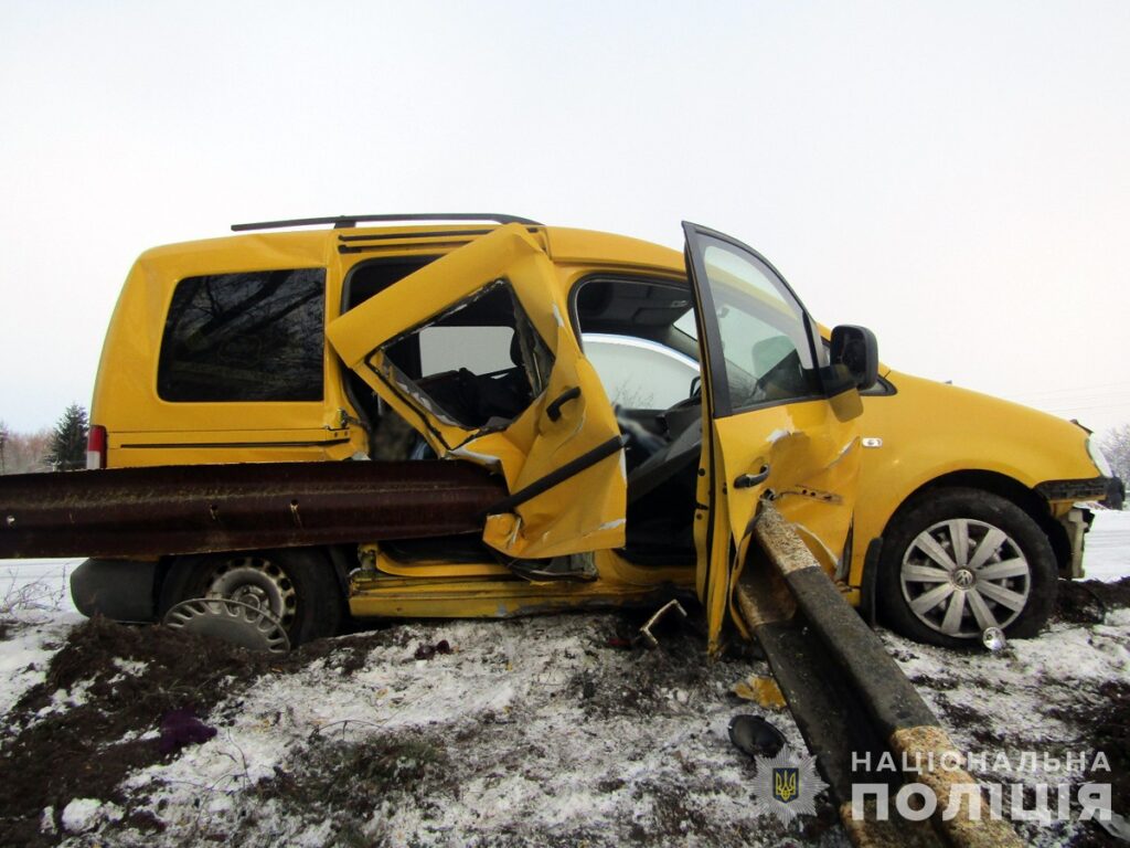 На Житомирщині водійка на Volkswagen врізалась у металевий відбійник - Події. Джерело: Zhitomir-OnLine На Житомирщині водійка на Volkswagen врізалась у металевий відбійник - фото №1