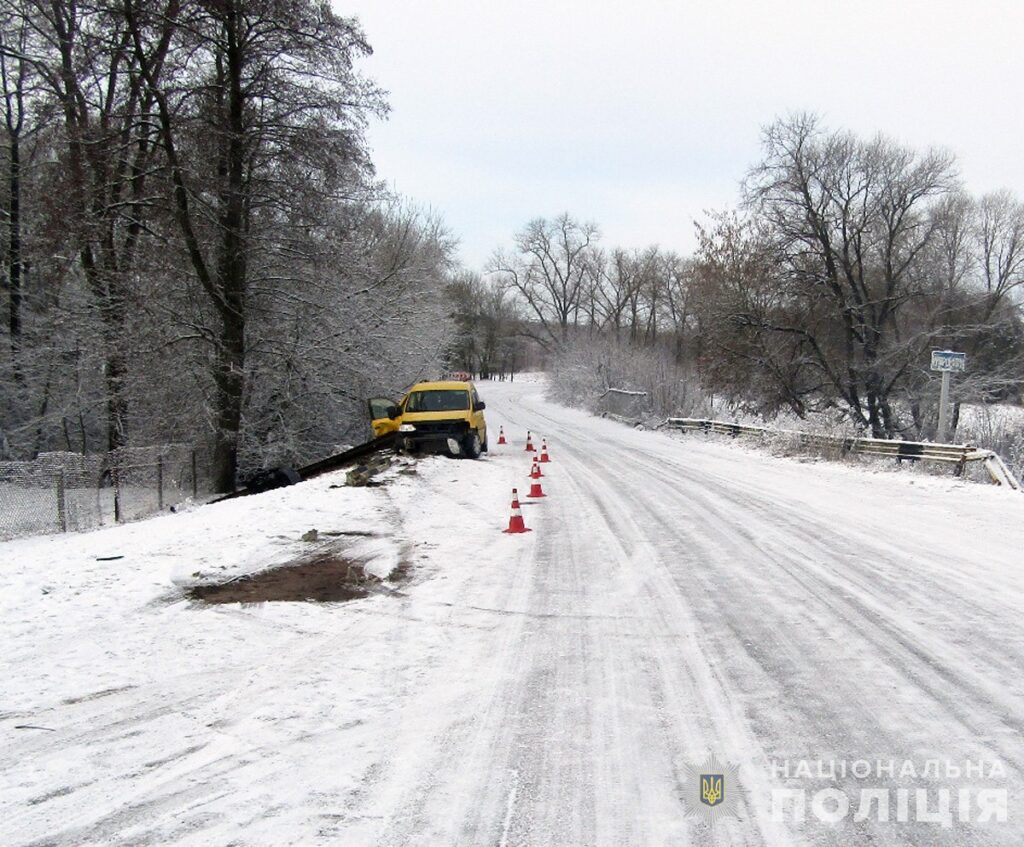 На Житомирщині водійка на Volkswagen врізалась у металевий відбійник - Події. Джерело: Zhitomir-OnLine На Житомирщині водійка на Volkswagen врізалась у металевий відбійник - фото №