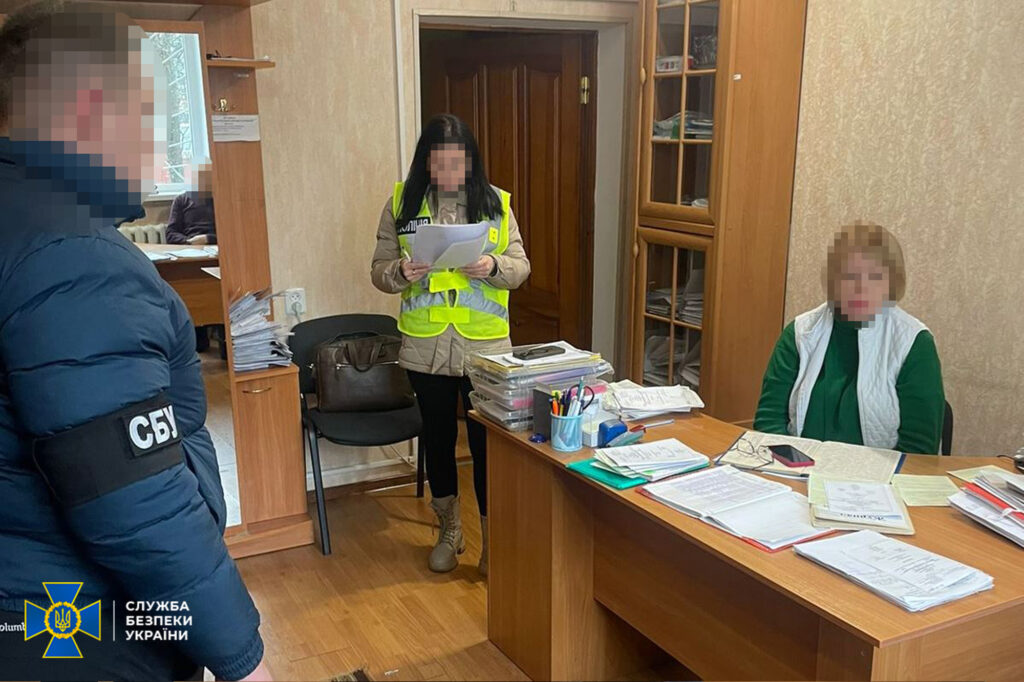 Дві тисячі доларів вимагали голова та секретар МСЕК на Житомирщині з пораненого воїна ЗСУ для продовження інвалідності. ФОТО - Події, Топ-новини. Джерело: Zhitomir-OnLine Дві тисячі доларів вимагали голова та секретар МСЕК на Житомирщині з пораненого воїна ЗСУ для продовження інвалідності. ФОТО - фото №2