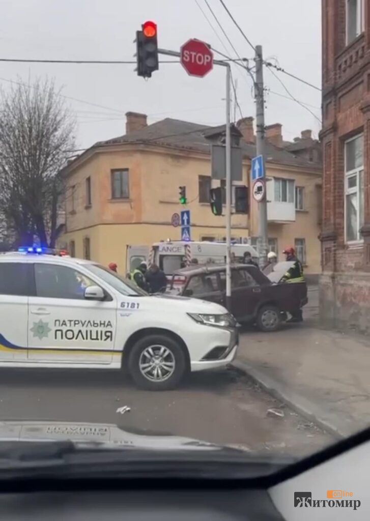 На Ольжича в Житомирі - ДТП з потерпілими - фото №