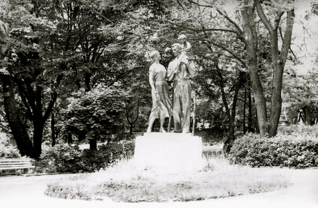 Дерев'яні павільйони в Шодуарівському парку в Житомирі, 1950-1970-ті роки. ФОТО - Події. Джерело: Zhitomir-OnLine Дерев'яні павільйони в Шодуарівському парку в Житомирі, 1950-1970-ті роки. ФОТО - фото №9