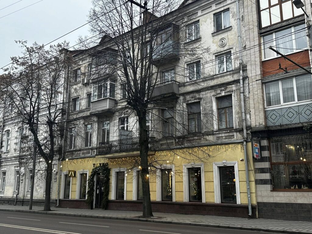 Приклад перебудови будинку у радянський період в Житомирі Велика Бердичівська 12 - Інформація. Джерело: Zhitomir-OnLine Приклад перебудови будинку у радянський період в Житомирі Велика Бердичівська 12 - фото №