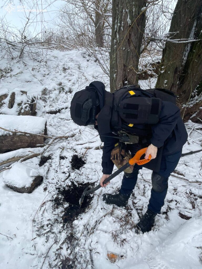 У селі на Житомирщині поблизу ставка двоє хлопчаків знайшли артснаряд - Події. Джерело: Zhitomir-OnLine У селі на Житомирщині поблизу ставка двоє хлопчаків знайшли артснаряд - фото №