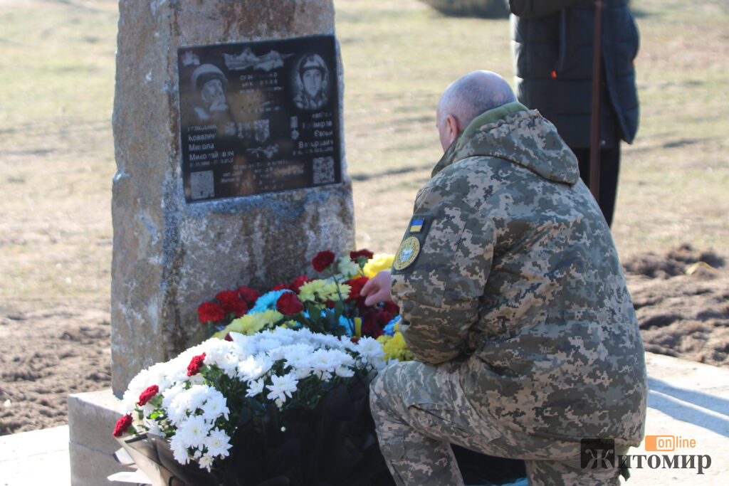 На Житомирщині відкрили пам'ятник загиблим пілотам Су-24, які відвели палаючий літак від села - Події. Джерело: Zhitomir-OnLine На Житомирщині відкрили пам'ятник загиблим пілотам Су-24, які відвели палаючий літак від села - фото №1