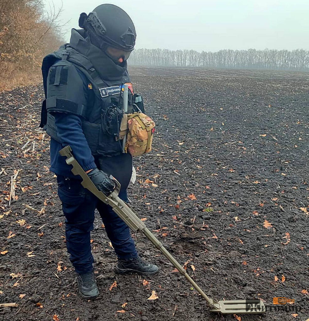 На Житомирщині піротехніки знищили міну - Події. Джерело: Zhitomir-OnLine На Житомирщині піротехніки знищили міну - фото №