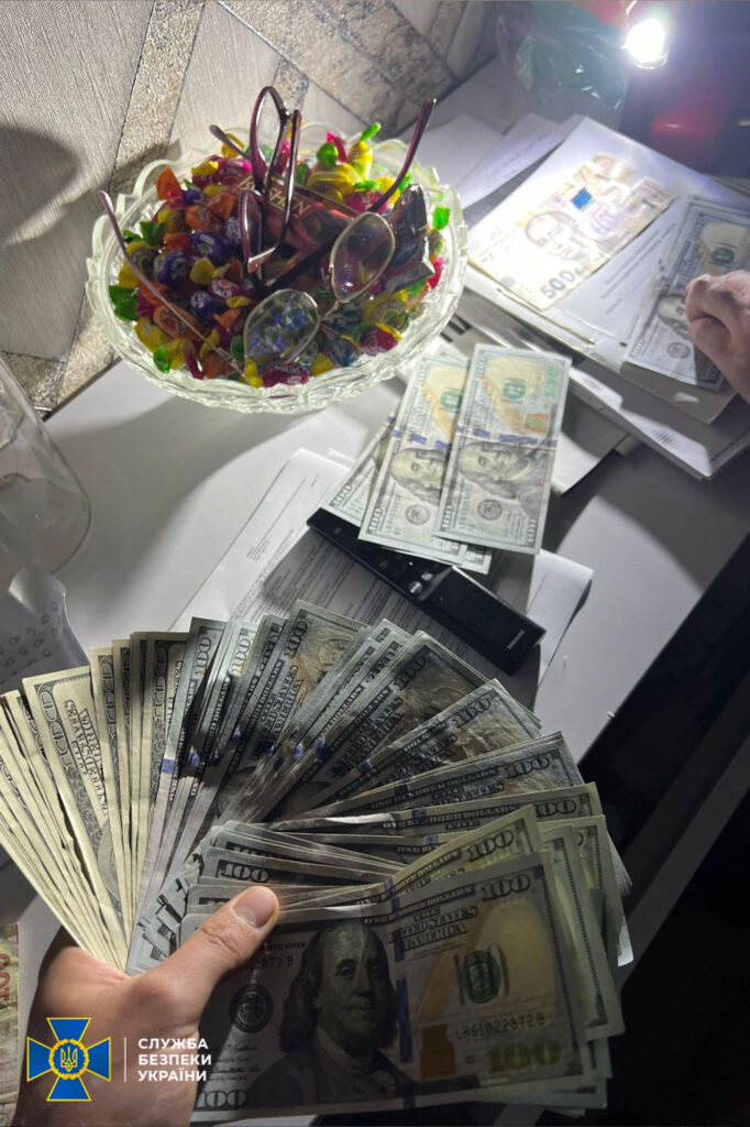 Дві тисячі доларів вимагали голова та секретар МСЕК на Житомирщині з пораненого воїна ЗСУ для продовження інвалідності. ФОТО - Події, Топ-новини. Джерело: Zhitomir-OnLine Дві тисячі доларів вимагали голова та секретар МСЕК на Житомирщині з пораненого воїна ЗСУ для продовження інвалідності. ФОТО - фото №4