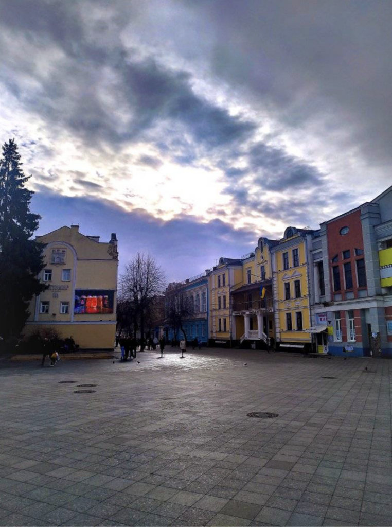Небо над вулицею Михайлівська у Житомирі. ФОТО - фото №