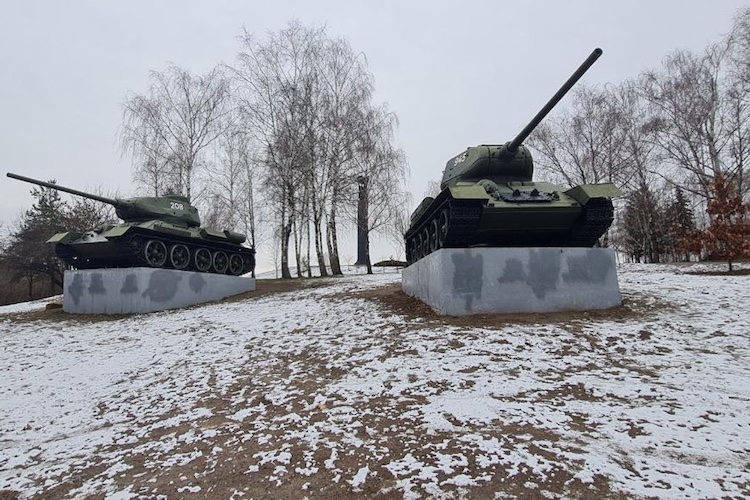 У Житомирі розмалювали п'єдестали двох танків радянської доби - Події. Джерело: Zhitomir-OnLine У Житомирі розмалювали п'єдестали двох танків радянської доби - фото №