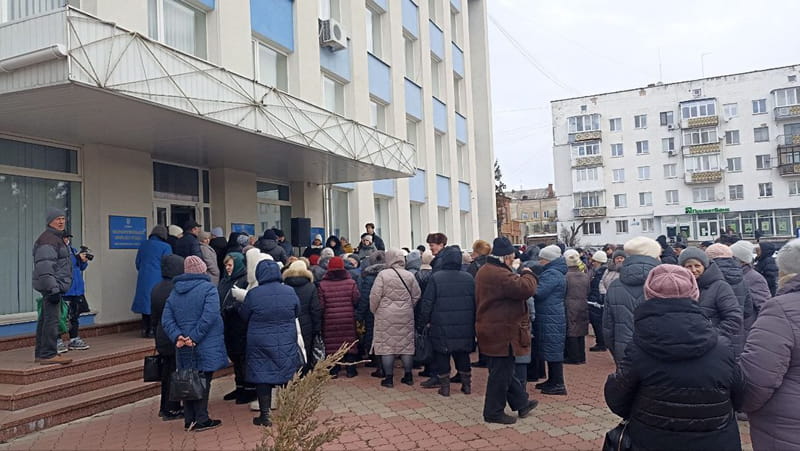 У Коростені під стіни міської ради прийшли чорнобильці, виступають за повернення доплат - Події. Джерело: Zhitomir-OnLine У Коростені під стіни міської ради прийшли чорнобильці, виступають за повернення доплат - фото №