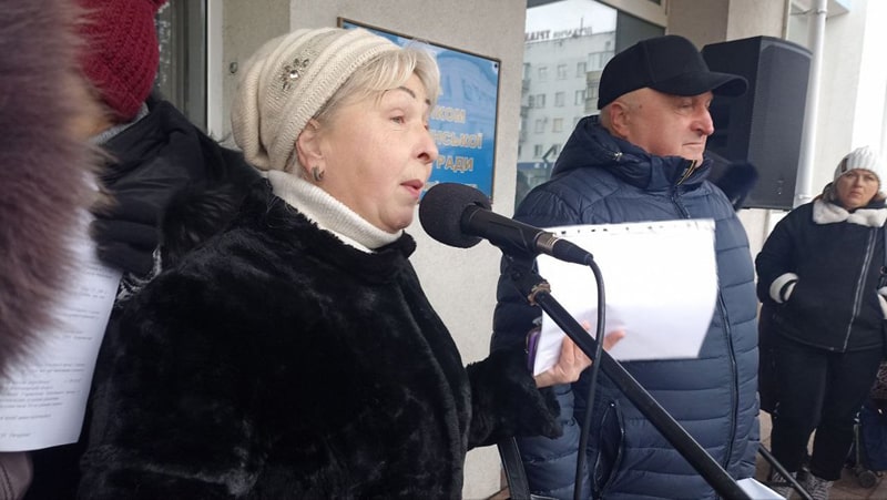 У Коростені під стіни міської ради прийшли чорнобильці, виступають за повернення доплат - Події. Джерело: Zhitomir-OnLine У Коростені під стіни міської ради прийшли чорнобильці, виступають за повернення доплат - фото №1