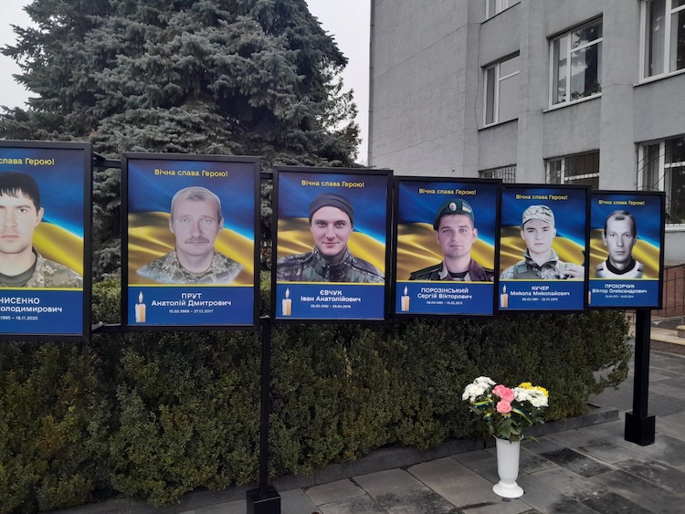 У центрі Хорошева встановили портрет «кіборга» Євчука Івана - Події. Джерело: Zhitomir-OnLine У центрі Хорошева встановили портрет «кіборга» Євчука Івана - фото №