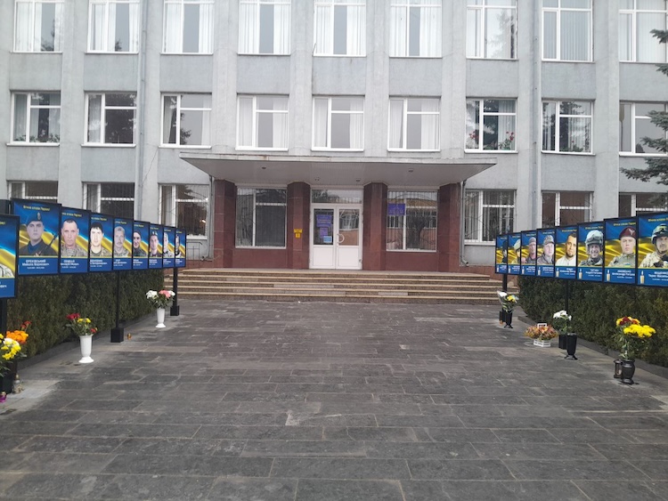 У центрі Хорошева встановили портрет «кіборга» Євчука Івана - Події. Джерело: Zhitomir-OnLine У центрі Хорошева встановили портрет «кіборга» Євчука Івана - фото №1