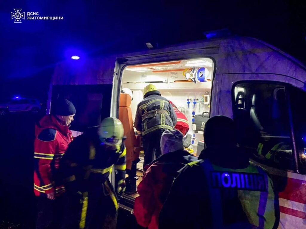 На Житомирщині авто з'їхало у водойму. ФОТО - Події. Джерело: Zhitomir-OnLine На Житомирщині авто з'їхало у водойму. ФОТО - фото №