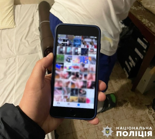 Екс-вчителю танців з Житомира поліцейські оголосили про підозру за збереження дитячої порнографії Екс-вчителю танців з Житомира поліцейські оголосили про підозру за збереження дитячої порнографії