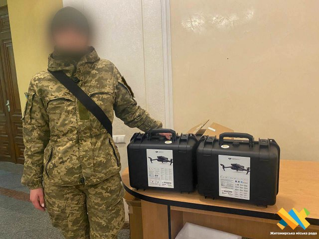 Житомир передав 5 квадрокоптерів бійцям на передову Житомир передав 5 квадрокоптерів бійцям на передову