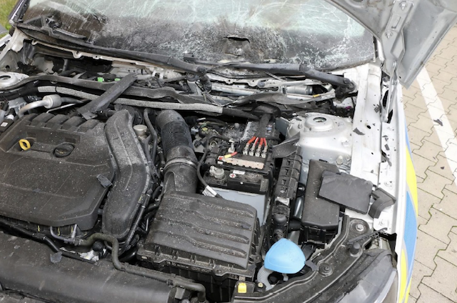 У Чехії чоловік підірвав поліцейську автівку, щоб сісти в тюрму. ВІДЕО У Чехії чоловік підірвав поліцейську автівку, щоб сісти в тюрму. ВІДЕО