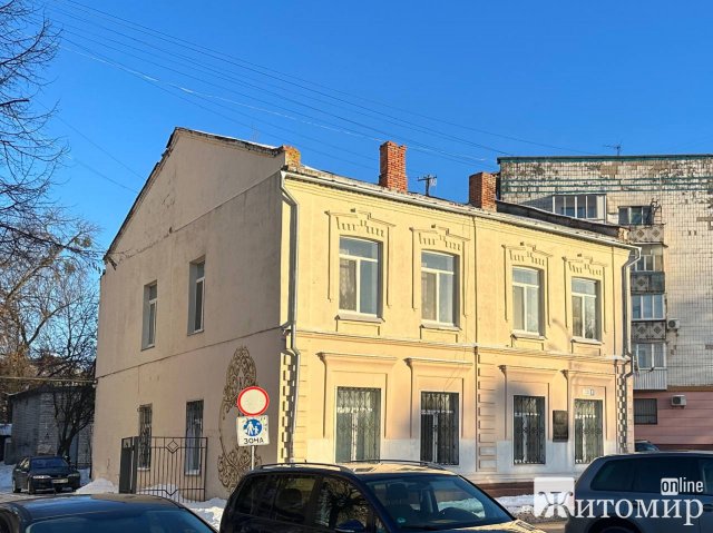 Збережений фасад старовинного будинку в Житомирі
