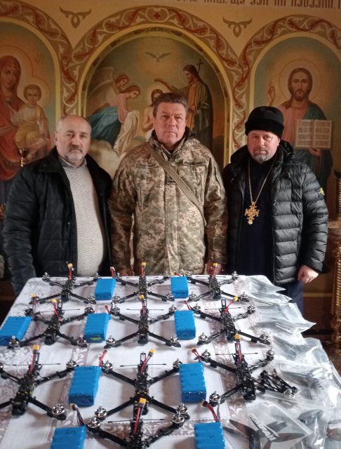 Священники та парафіяни Звягельского благочиння Православної Церкви України передали військовим дрони