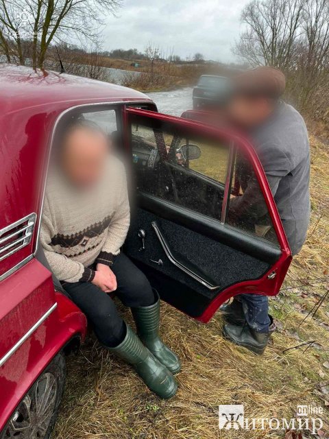 На Любарщині під кригу провалився рибалка: чоловіка врятували "колеги". ФОТО