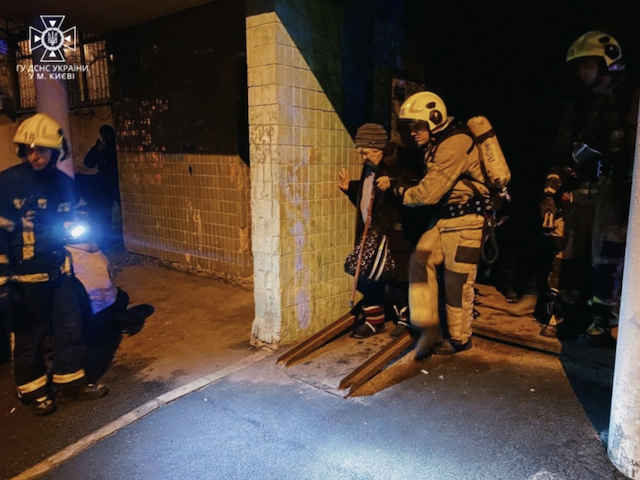 У Києві стався вибух у багатоповерхівці, спалахнула пожежа: є жертва, 100 людей евакуювали. ФОТО У Києві стався вибух у багатоповерхівці, спалахнула пожежа: є жертва, 100 людей евакуювали. ФОТО