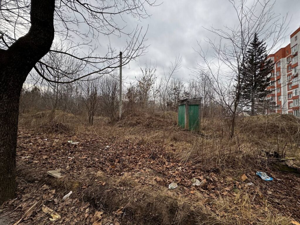 У Житомирі на Старому бульварі розібрали аварійну будівельну огорожу. ФОТО - Фоторепортаж, Події. Джерело: Zhitomir-OnLine У Житомирі на Старому бульварі розібрали аварійну будівельну огорожу. ФОТО - фото №