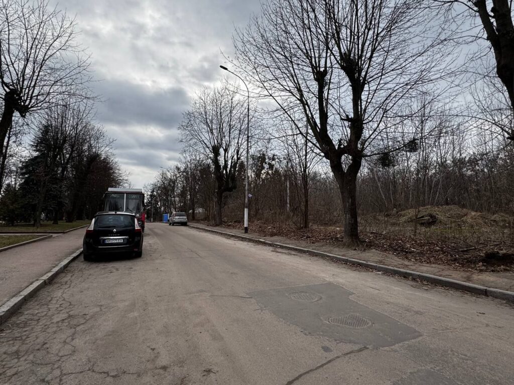 У Житомирі на Старому бульварі розібрали аварійну будівельну огорожу. ФОТО - Фоторепортаж, Події. Джерело: Zhitomir-OnLine У Житомирі на Старому бульварі розібрали аварійну будівельну огорожу. ФОТО - фото №1