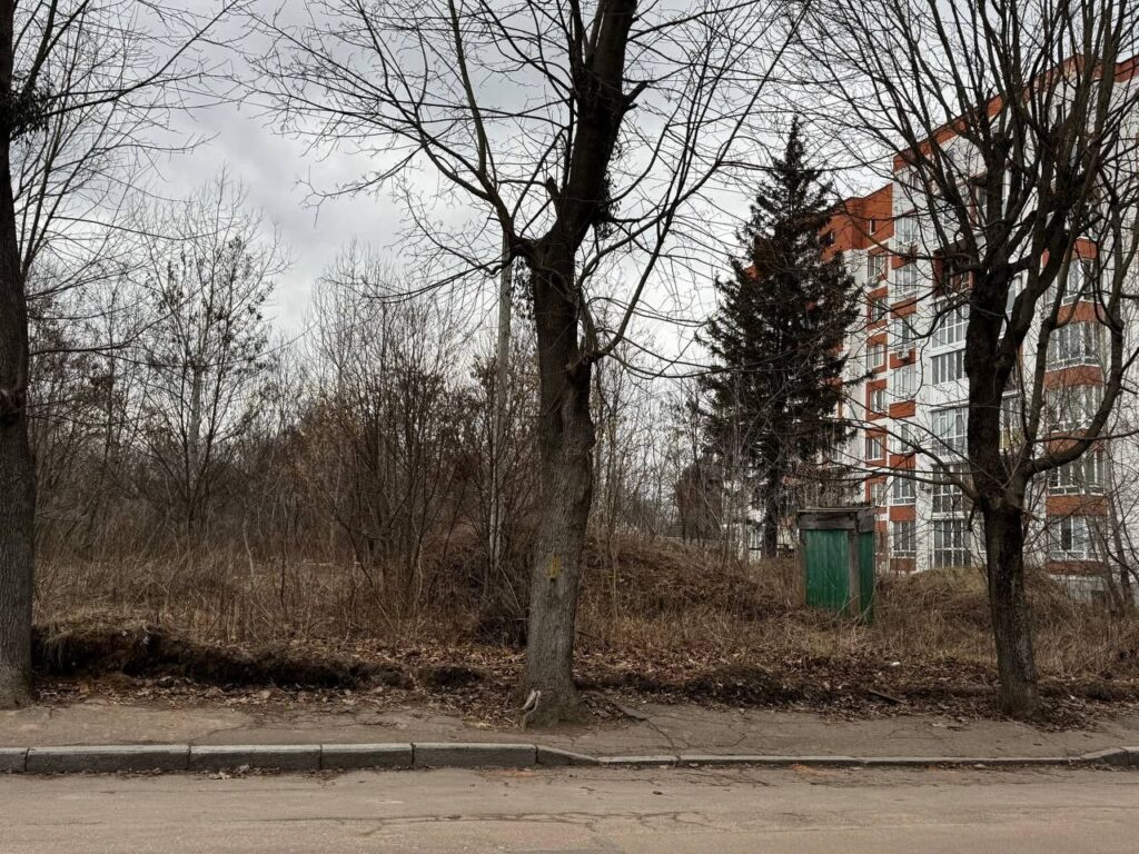 У Житомирі на Старому бульварі розібрали аварійну будівельну огорожу. ФОТО - Фоторепортаж, Події. Джерело: Zhitomir-OnLine У Житомирі на Старому бульварі розібрали аварійну будівельну огорожу. ФОТО - фото №3