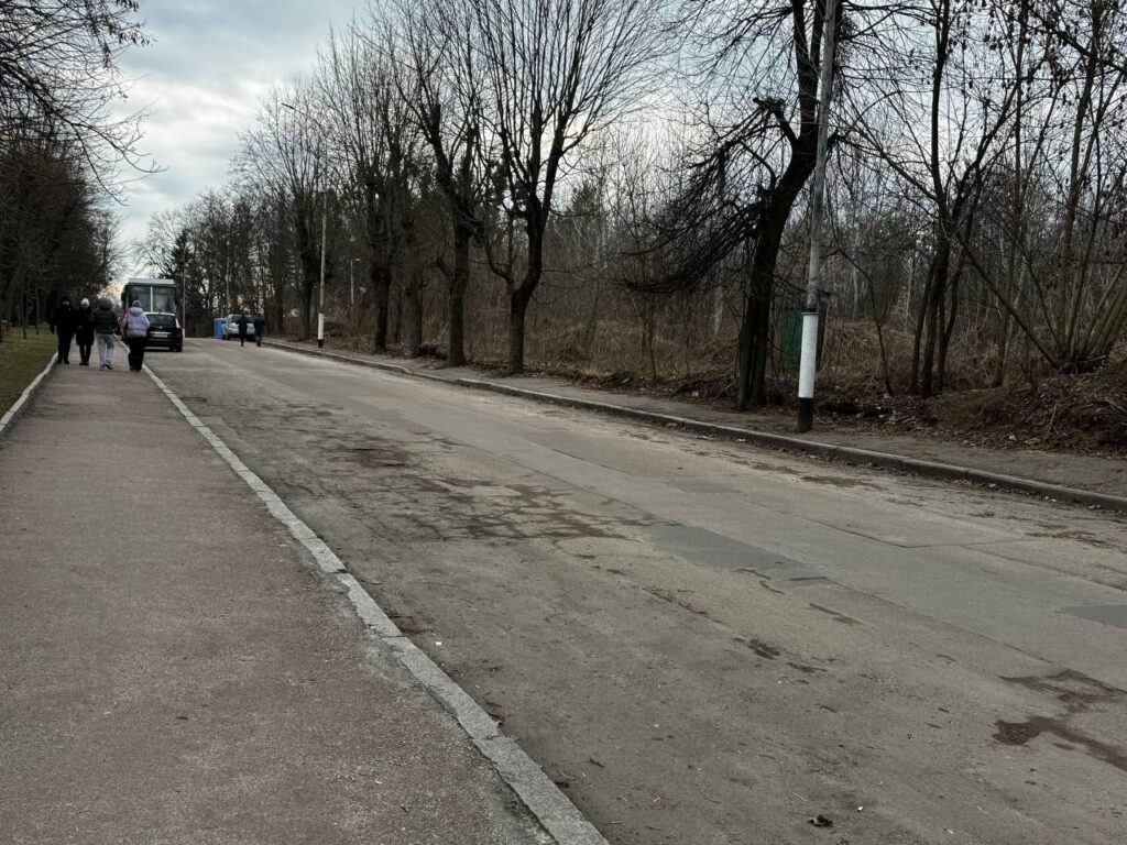 У Житомирі на Старому бульварі розібрали аварійну будівельну огорожу. ФОТО - Фоторепортаж, Події. Джерело: Zhitomir-OnLine У Житомирі на Старому бульварі розібрали аварійну будівельну огорожу. ФОТО - фото №6