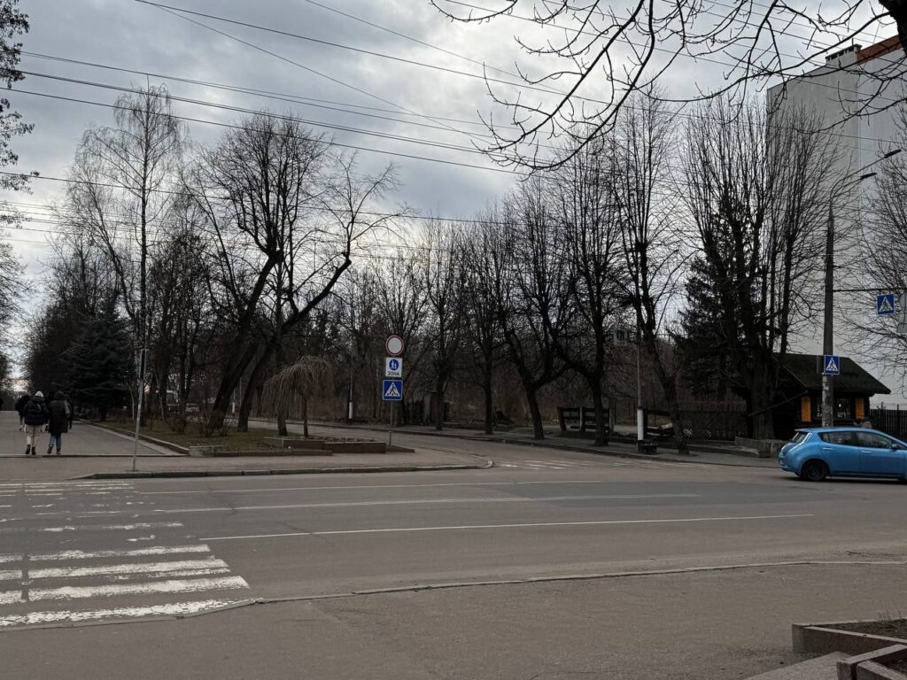 У Житомирі на Старому бульварі розібрали аварійну будівельну огорожу. ФОТО - Фоторепортаж, Події. Джерело: Zhitomir-OnLine У Житомирі на Старому бульварі розібрали аварійну будівельну огорожу. ФОТО - фото №7