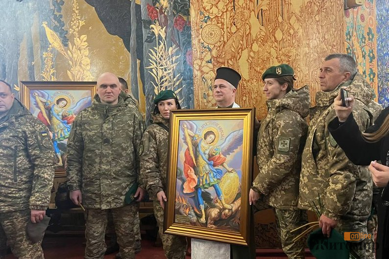 У Житомирі військовим та рятувальникам передали 32 ікони - Інформація. Джерело: Zhitomir-OnLine У Житомирі військовим та рятувальникам передали 32 ікони - фото №
