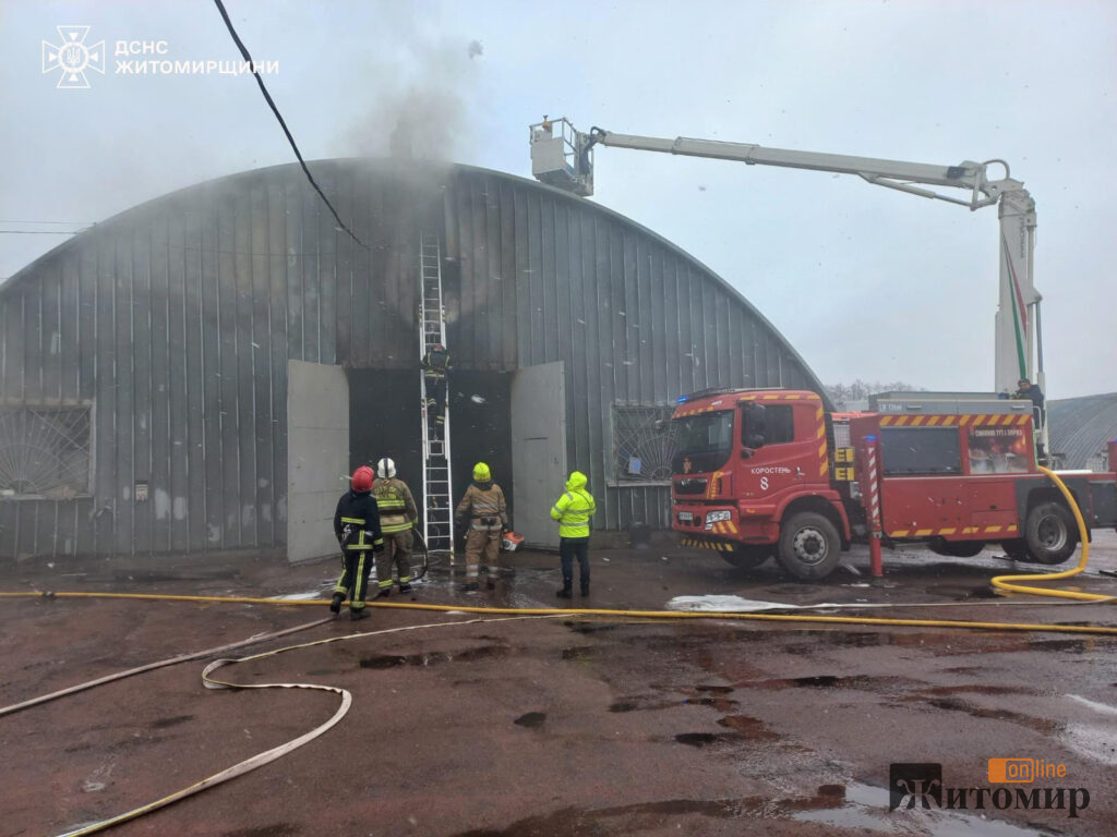 У Коростені майже 20 рятувальників гасили пожежу у металевому ангарі - Події. Джерело: Zhitomir-OnLine У Коростені майже 20 рятувальників гасили пожежу у металевому ангарі - фото №1