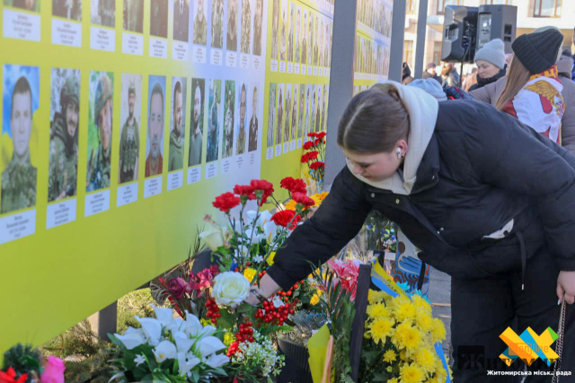 У Житомирі вшанували пам'ять воїнів, полеглих у російсько-українській війні - Події. Джерело: Zhitomir-OnLine У Житомирі вшанували пам'ять воїнів, полеглих у російсько-українській війні - фото №