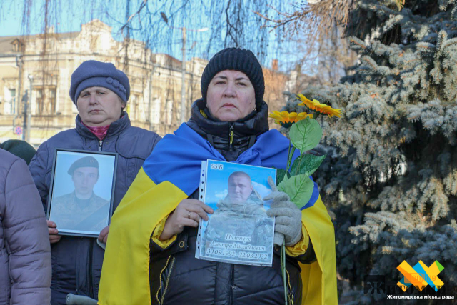 У Житомирі вшанували пам'ять воїнів, полеглих у російсько-українській війні - Події. Джерело: Zhitomir-OnLine У Житомирі вшанували пам'ять воїнів, полеглих у російсько-українській війні - фото №3