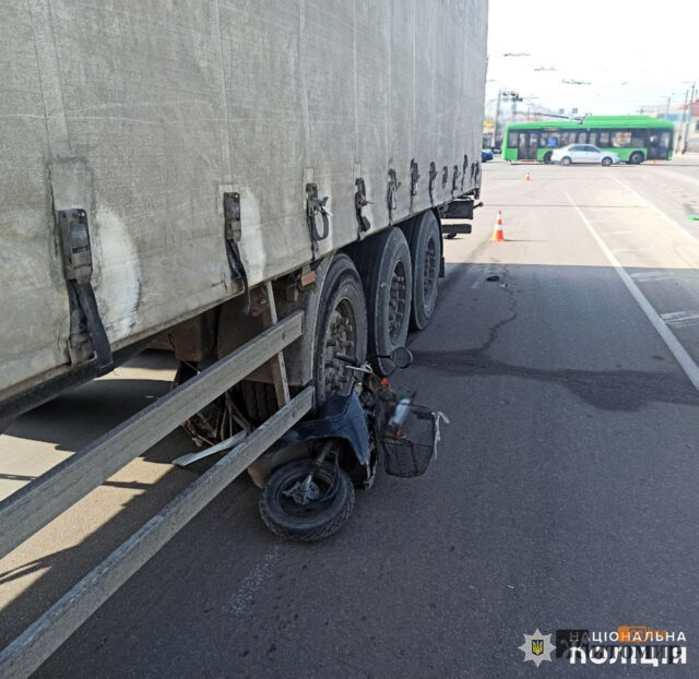На перехресті в Житомирі вантажівка зіштовхнулась з мопедом: водій двоколісника госпіталізований - Події. Джерело: Zhitomir-OnLine На перехресті в Житомирі вантажівка зіштовхнулась з мопедом: водій двоколісника госпіталізований - фото №