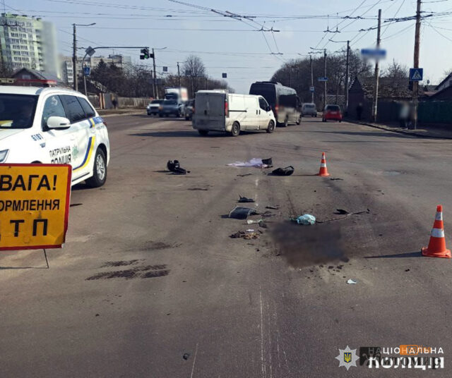 На перехресті в Житомирі вантажівка зіштовхнулась з мопедом: водій двоколісника госпіталізований - Події. Джерело: Zhitomir-OnLine На перехресті в Житомирі вантажівка зіштовхнулась з мопедом: водій двоколісника госпіталізований - фото №1