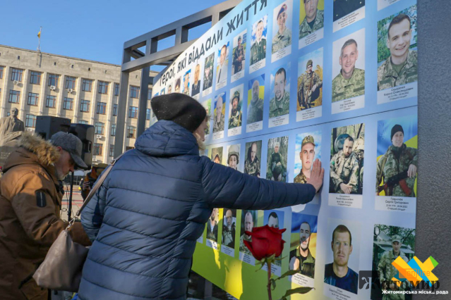 У Житомирі вшанували пам'ять воїнів, полеглих у російсько-українській війні - Події. Джерело: Zhitomir-OnLine У Житомирі вшанували пам'ять воїнів, полеглих у російсько-українській війні - фото №5