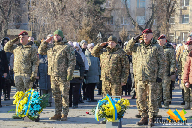 У Житомирі вшанували пам'ять воїнів, полеглих у російсько-українській війні - Події. Джерело: Zhitomir-OnLine У Житомирі вшанували пам'ять воїнів, полеглих у російсько-українській війні - фото №4